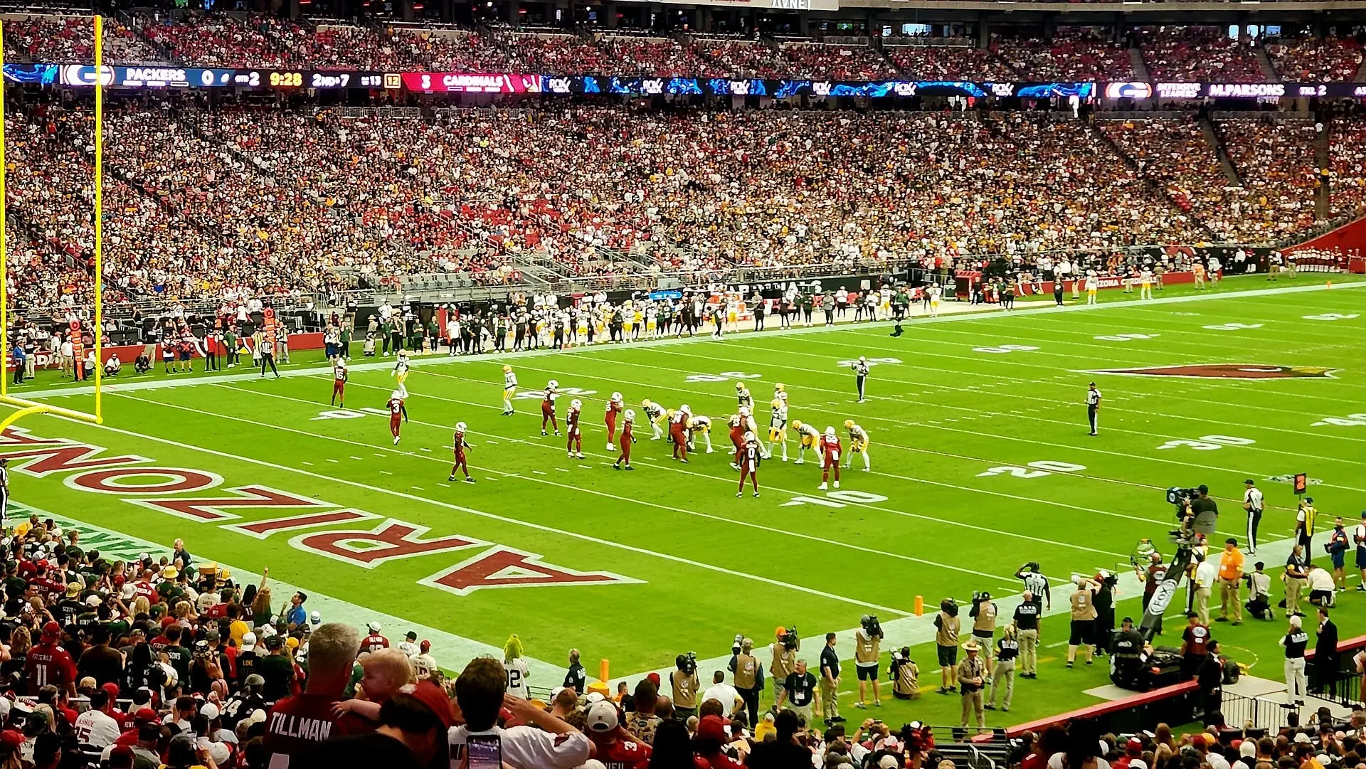 Packers and Cardinals lining up in front of a full house at State Farm Stadium, October 2025